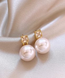 Dainty Pearl Earring