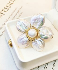 Luxurious temperament brooch