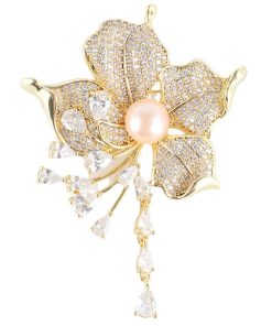 Women classic pearl brooch