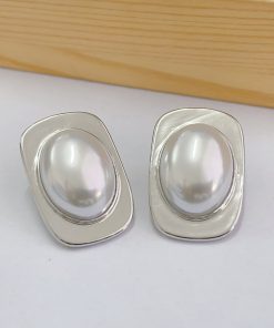 Dainty Pearl Earring