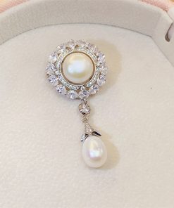 Cute pearl brooch