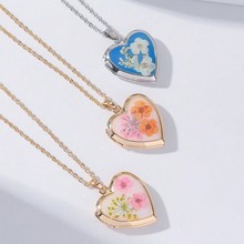Flower pendant necklace